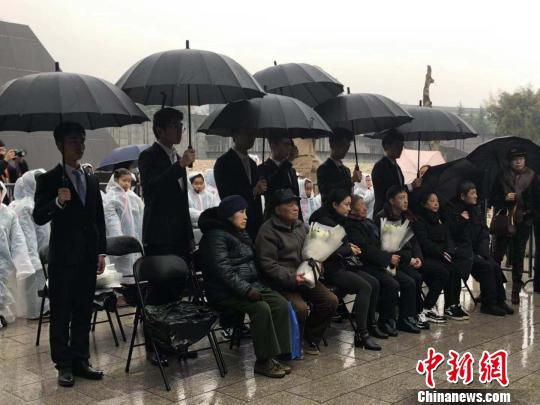 10日晨，南京大屠殺死難者家庭祭告活動在侵華日軍南京大屠殺遇難同胞紀念館舉行?！≈鞎苑f 攝