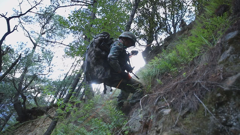 下斷崖、過(guò)沼澤 兵哥版“荒野求生”你敢挑戰(zhàn)嗎？