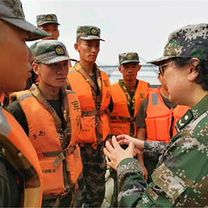 官兵們勇斗洪魔，她帶領(lǐng)團(tuán)隊力降“夏日殺手”