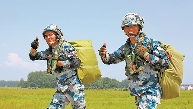 傘花綻放！空降兵某旅組織春季入伍新兵首次進(jìn)行跳傘訓(xùn)練