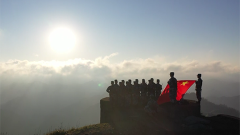 空軍官兵致敬偉大祖國(guó)：守衛(wèi)歲月安好，捍衛(wèi)每寸山河