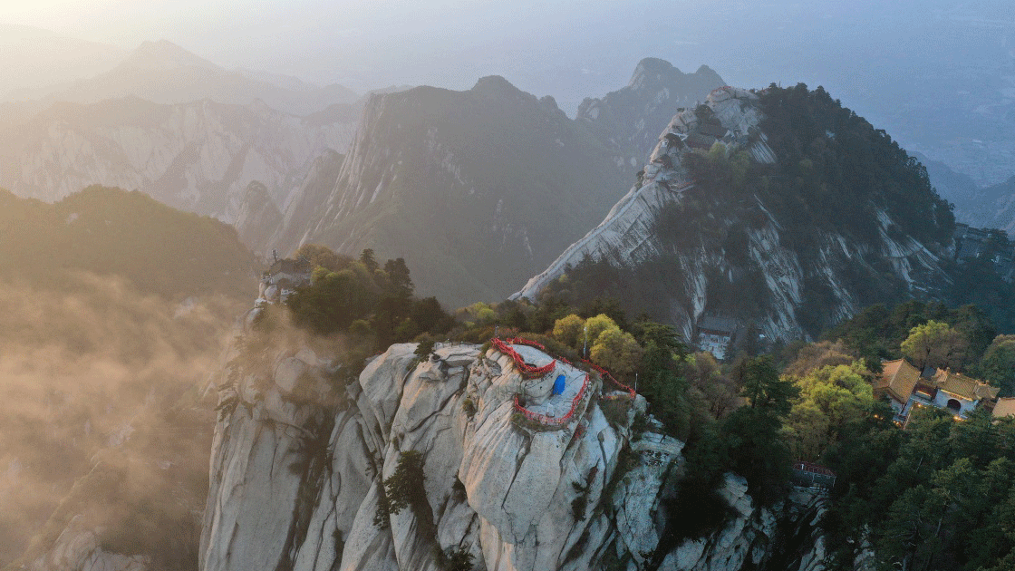 華山云起險(xiǎn)峰間