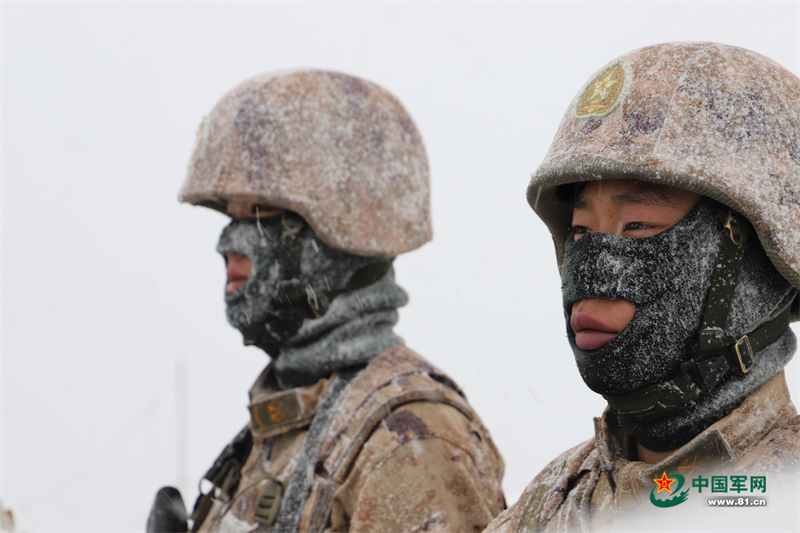 哨兵于風雪中堅守執(zhí)勤崗位（伍堯  攝）_副本