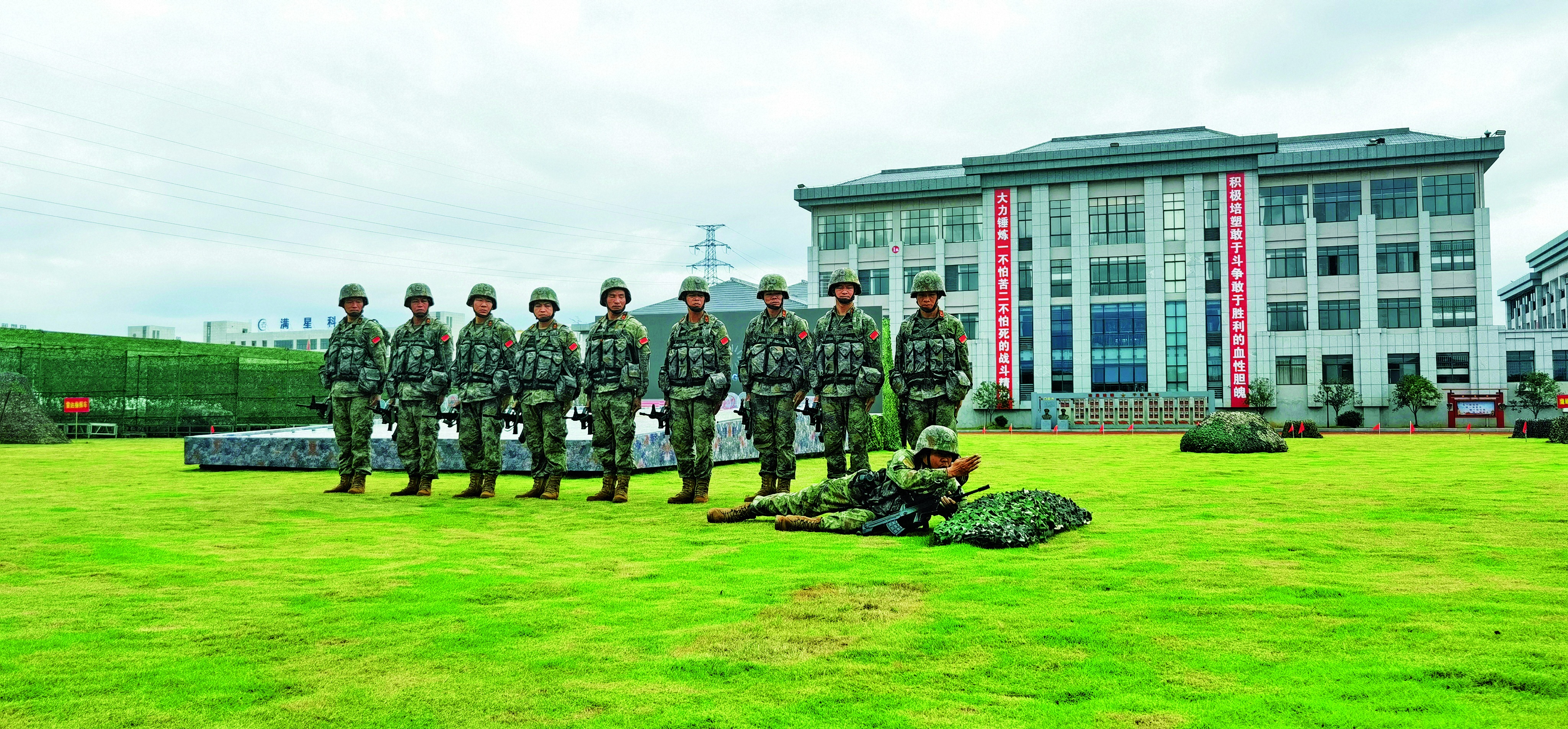 江西省贛州軍分區(qū)組織民兵單兵戰(zhàn)術(shù)基礎(chǔ)科目教學(xué)，劉德超攝