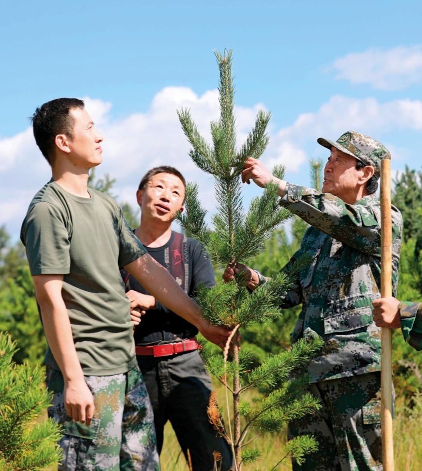 2021-08-26，張連印帶著貧困戶魏隨舍和教育基地工作人員種樹。（丁美寧 攝）