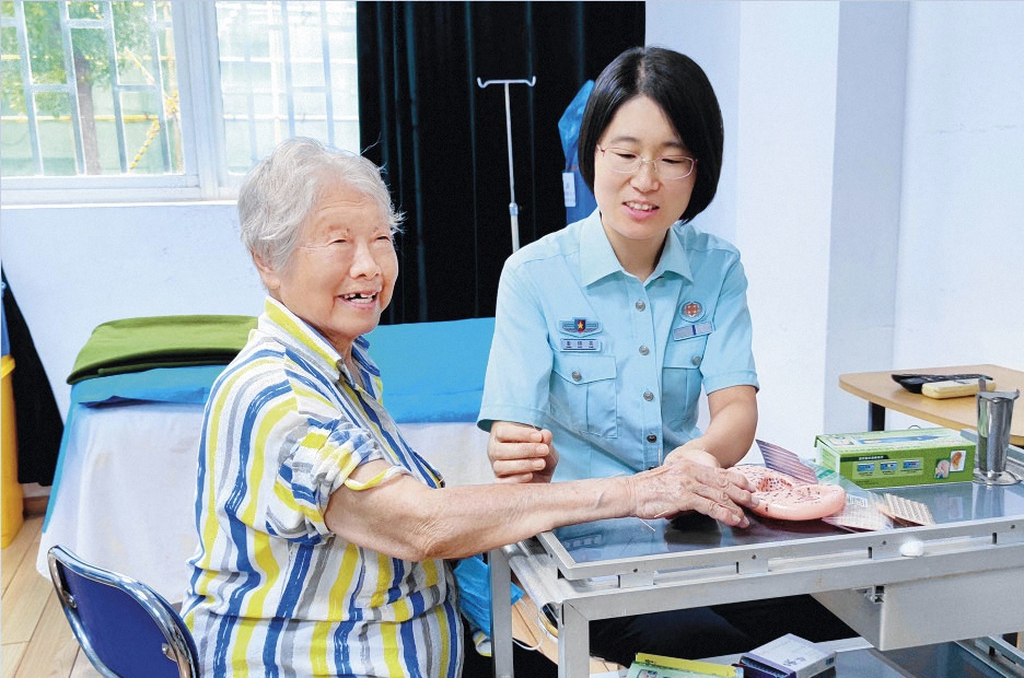 姜曉英給老阿姨顧玉瑩針灸