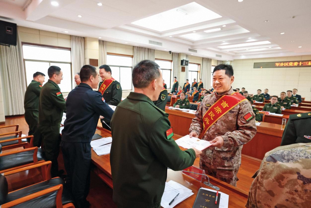 圖1-民兵洪江流獲評“首席民兵教練員”在安慶軍分區(qū)黨委擴大會議上受領(lǐng)榮譽證書 謝婷婷 攝影