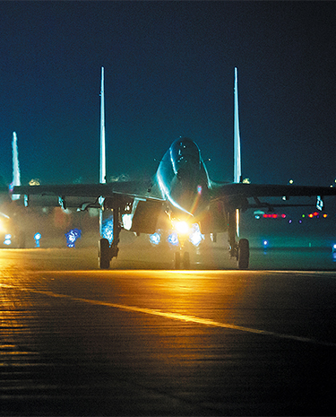 暗夜，戰(zhàn)鷹列陣出征——空軍某場站保障夜間飛行訓(xùn)練影像